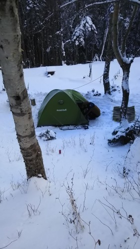 テント泊も雪の中。東京から来た若者二人寒さの中テント生活を満喫したようでした。