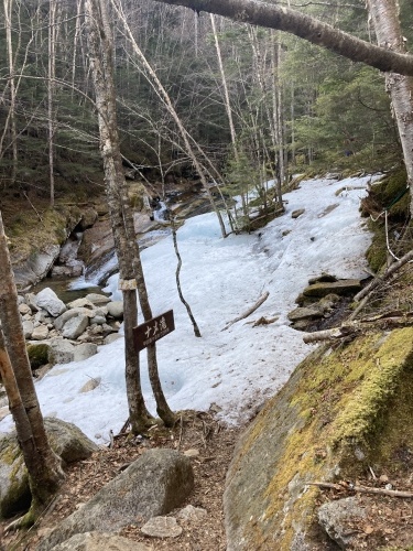 ナメ滝あたりの様子　ここより上の登山道は残雪と凍結箇所が殆どです。軽アイゼン等の滑り止め必要です。