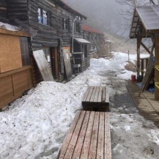 甲武信小屋　入山準備ため小屋入りしました。まだまだ残雪がたっぷりあり軽アイゼンなど必要です