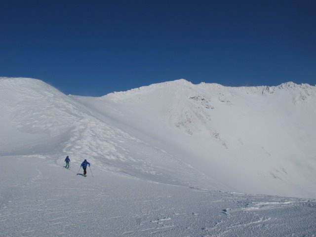羊蹄山は先日の低気圧で降雪量が増し、上部では、いまだに厳冬期の状態です。