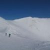 羊蹄山は先日の低気圧で降雪量が増し、上部では、いまだに厳冬期の状態です。