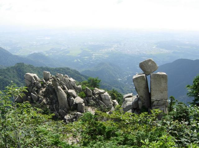 無雪期の御在所山上です。本日は三重県公立高校受験日のため御在所岳から受験生の皆様にエールを込めて「絶対落ちない岩」をツイートします。ご利益拡散歓迎