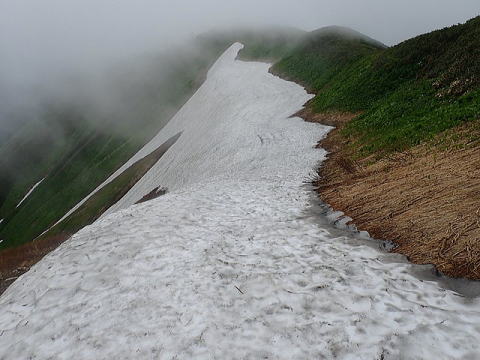 稜線上の登山道は残雪が残っていて、滑落危険箇所が10数カ所あります