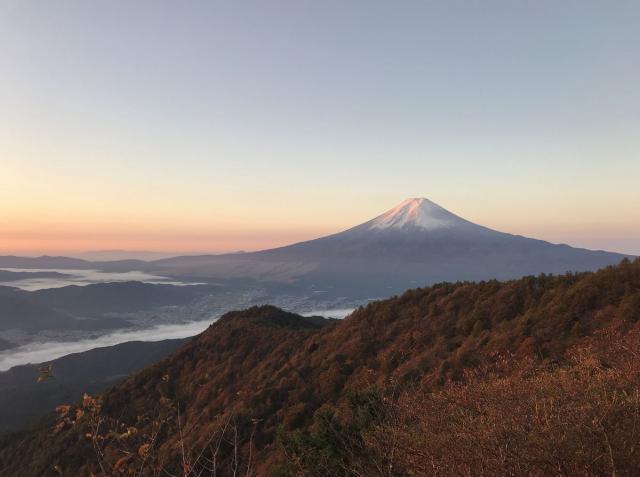 冠雪した富士山（夕景）
