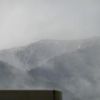 ビジターセンターから見える鍋割山稜（鍋割山と塔ノ岳の間）も
雪化粧。（この時、大倉周辺は雨でした）