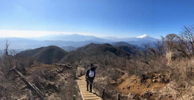 塔ノ岳直下から鍋割山稜、富士山方面