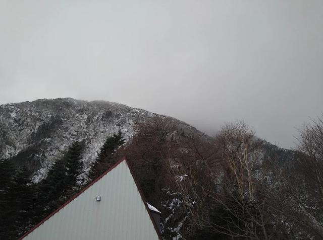 雪雲に覆われた山頂方面
