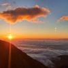 朝5時　日の出の様子。この一時間後には山頂はガスにつつまれ、富山側には不穏な雲が出てきました