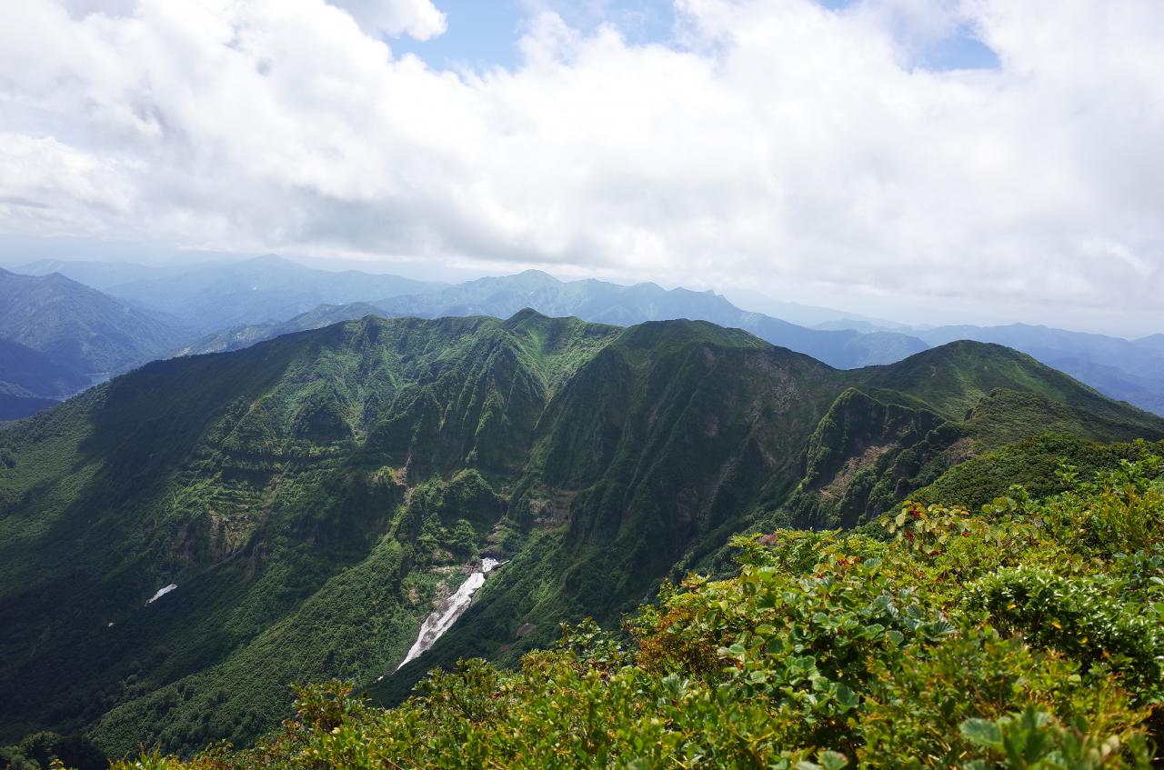 鬼ヶ面山 絶壁 あの直上に登山道があるのよね 浅草岳でのんびり Yamakei Online 山と溪谷社