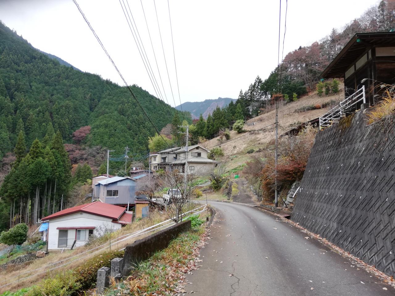 山肌に張り付くような腰掛集落 古道のその先 中群の山上集落と笹尾根越え Yamakei Online 山と溪谷社