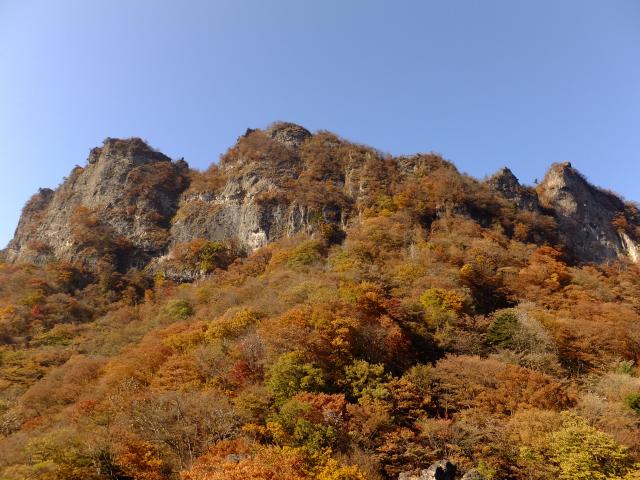 10月中旬 紅葉前線は標高を下げ いよいよ1500ｍ前後の山にも降りてきた 今 おすすめの山 Yamakei Online