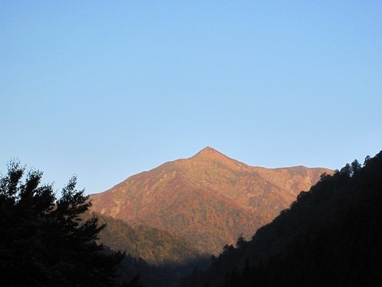 秋深まる快晴の朝の大朝日岳