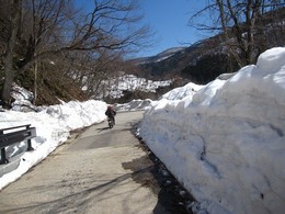 道路両脇には2ｍ以上の雪