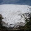 銀玉水の看板から大朝日岳方面の登山道を望む。雪がたっぷりです。