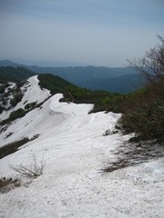 小朝日岳より鳥原山方面の登山道を望む。向かって左は谷に落ち込んでいます。