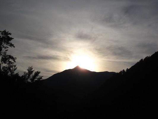 7月13日　一年でこの時期だけ大朝日岳に太陽が沈みます