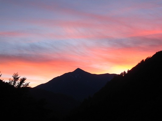 7月13日　一年でこの時期だけ大朝日岳に太陽が沈んみます。そのちの鮮やかな夕焼けが現れました