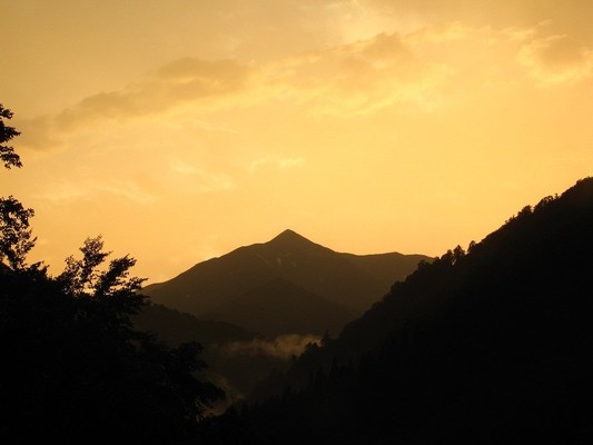 7月15日　夕方雷雨後の金色の大朝日岳