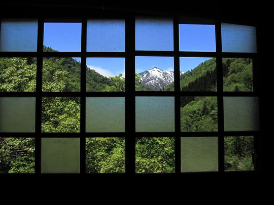 残雪と新緑の色合いで客室の窓から見える大朝日岳が美しい今日この頃。