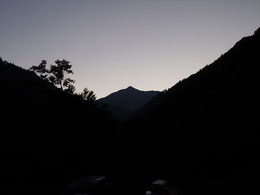 暮れかけの陽の光で美しい姿を見せた大朝日岳