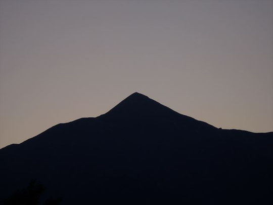 大朝日岳の稜線が美しい夕暮れ.