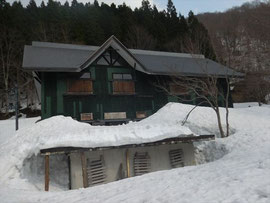 小屋開け準備のため、小屋入り。2時間で朝日鉱泉に着きました。積雪　テラスの上は1ｍ、軒下は2～3ｍの雪で例年並み