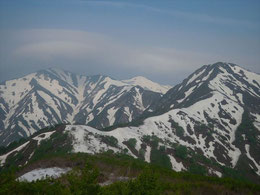 鳥谷山の展望台を過ぎて小朝日岳へ　真ん中から右奥に伸びる残雪たっぷりの北側斜面を小朝日岳まですすみます。軽アイゼン必須！