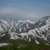 鳥谷山の展望台を過ぎて小朝日岳へ　真ん中から右奥に伸びる残雪たっぷりの北側斜面を小朝日岳まですすみます。軽アイゼン必須！