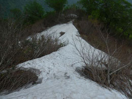 中ツル尾根下り 6合目と5合目の間の残雪。危険はあまりありませんが、登りはルートを見失わないように注意が必要。