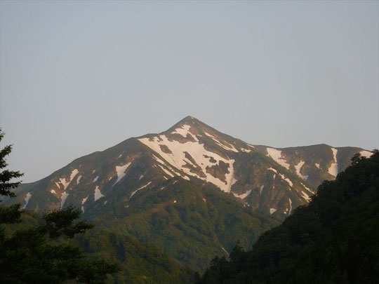 朝日を浴びる大朝日岳。今年は雪解けが遅いです。
