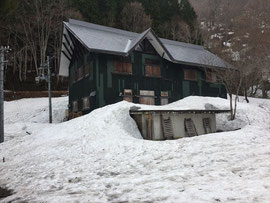 小屋開け準備のため入山　小屋周辺の残雪は少なめ