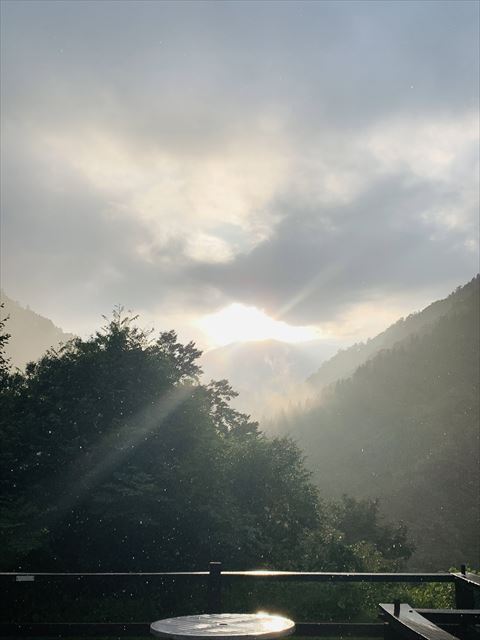梅雨の真っただ中の奇跡。雨の降りしきる中、山頂部だけ雲が切れ、まさに大朝日岳山頂に日が沈む。年に数日だけの瞬間