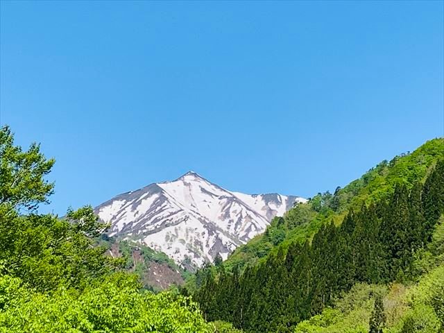 5月中旬の快晴の空とたっぷり雪をかぶった大朝日岳（撮影別日）