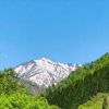 5月中旬の快晴の空とたっぷり雪をかぶった大朝日岳（撮影別日）