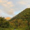 朝日を浴びる大朝日岳。朝日鉱泉周辺も色づいてきました。中腹の紅葉が見頃です。