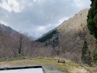 小屋入りの日。曇り空で大朝日岳は中腹までしか見えませんでしたが、地肌が見えているので雪は少ないです