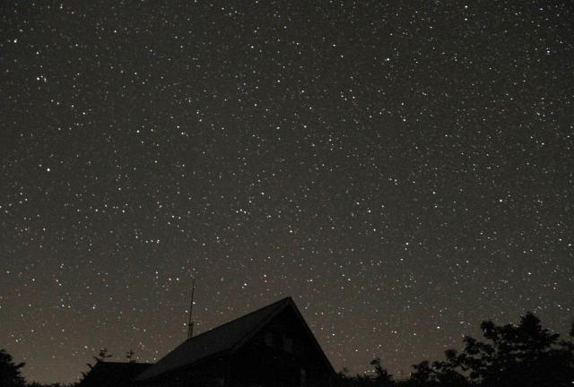 駒の小屋と満天の星 