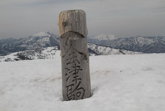 標識は会津駒まで出てきました。燧ケ岳と至仏山の間で会津駒の標識も幸せそう。