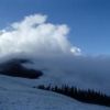 雲湧く会津駒ヶ岳山頂の図