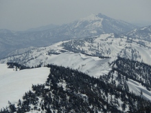 山頂付近から見た駒の小屋と燧ケ岳