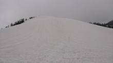 雪の登山道を上り詰め、駒の小屋がみえたところ