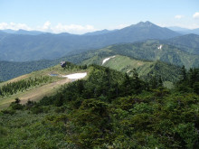 会津駒ヶ岳から見た「会津駒の小屋」方面