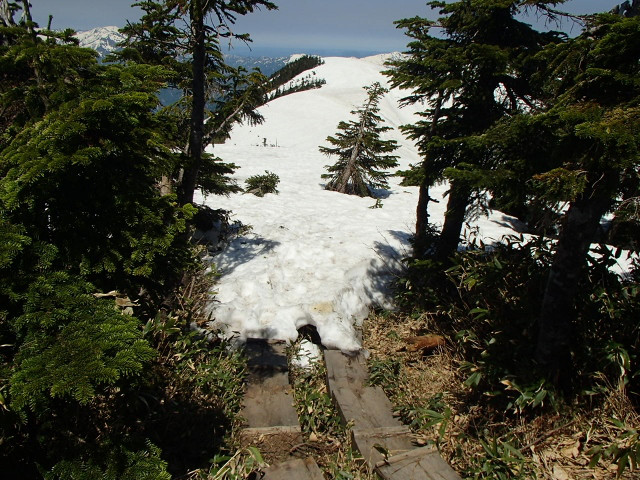 山頂から中門岳に行く途中は木道が一部でています　足下注意