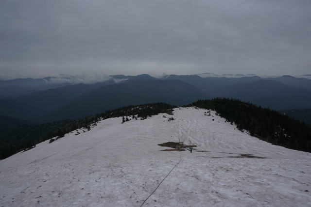 山頂へは夏道になりました。誘導に雪の上には目印ロープがあります　