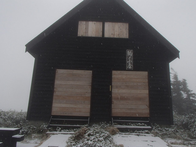 小屋閉めして下山の日は雪降りとなりました