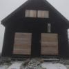 小屋閉めして下山の日は雪降りとなりました