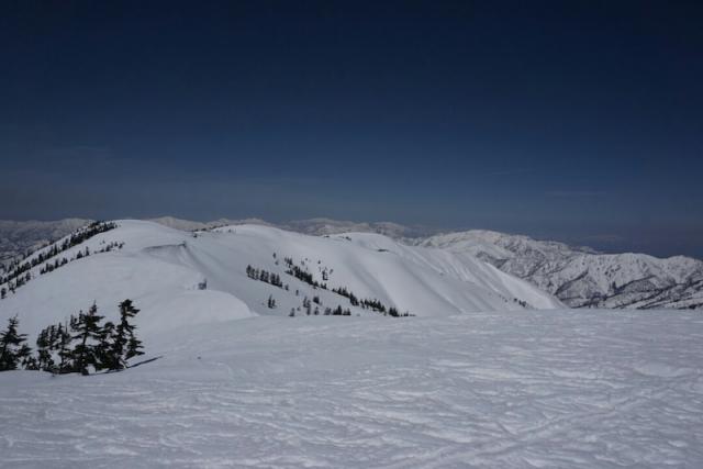山頂から見た中門岳方面　今年は雪がたっぷりあります。
