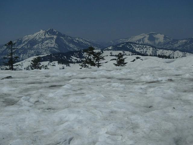 山頂の融雪は進んでいますが、まだまだ見渡す山々にも残雪があります。