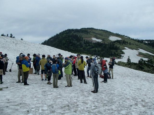 会津駒ヶ岳山開き　今シーズンの安全登山を駒ヶ岳大明神様に祈願。記念バッチの配付やお神酒の振る舞いなどがありました。