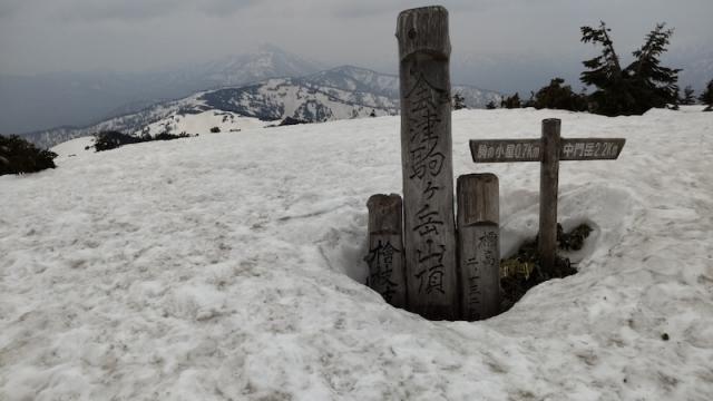 融雪が進む会津駒ヶ岳山頂